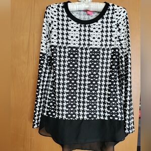 Sunny Leigh long black & white top. Houndstooth Pattern. May Be worn as a tunic.